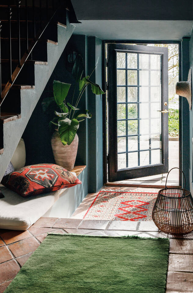 Zielony, podłużna dywan handloom fringes w korytarz.